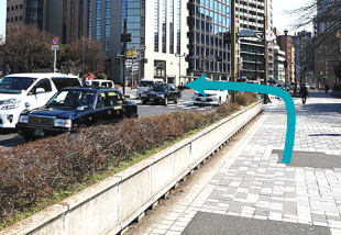 新宿通りに沿って直進し、四ッ谷駅前交差点を左に曲がります。